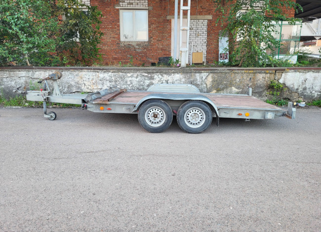 Three Types of Cargo Best Transported with Tilt Trailers